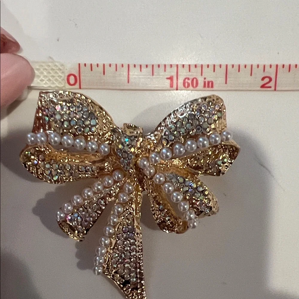 Elegant Gold and Pearl Bow Brooch